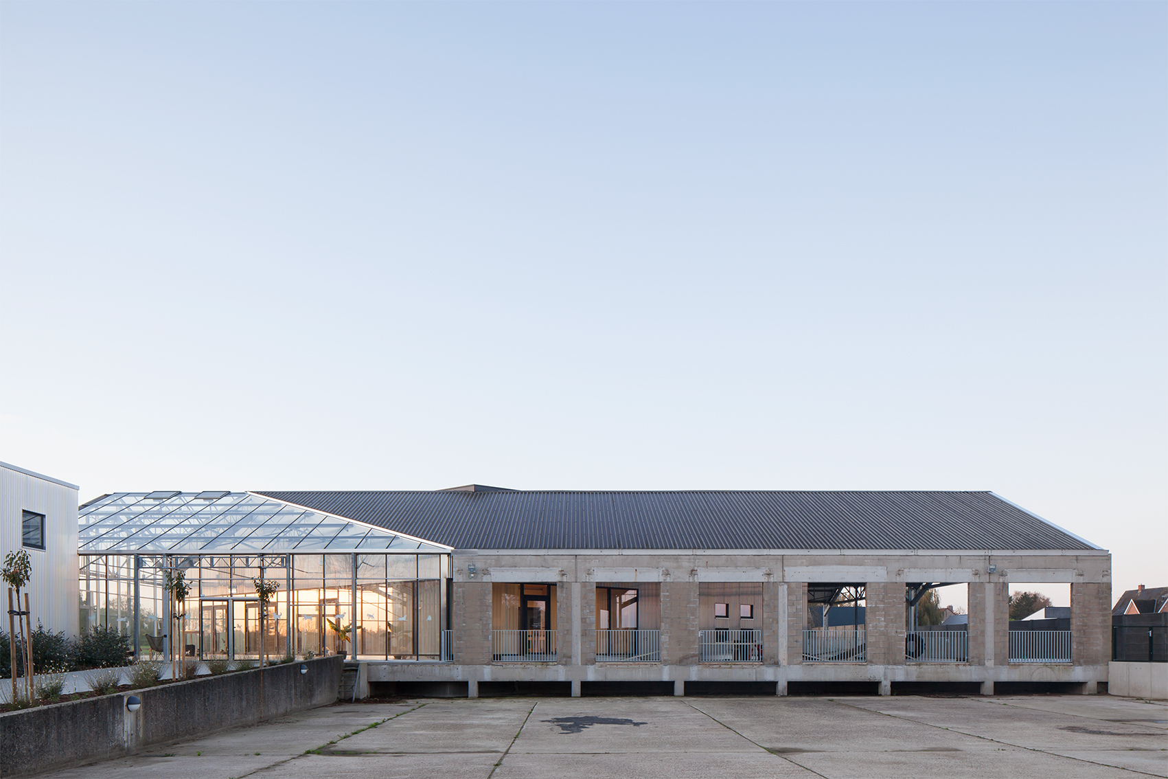 Over de grens: pentagonaal volume vormt nieuw therapiecentrum voor honden